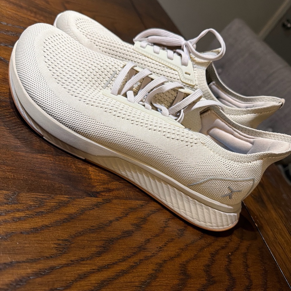 Men’s Cream Knit Athletic Sneakers — Lightweight Lace-Up Trainers